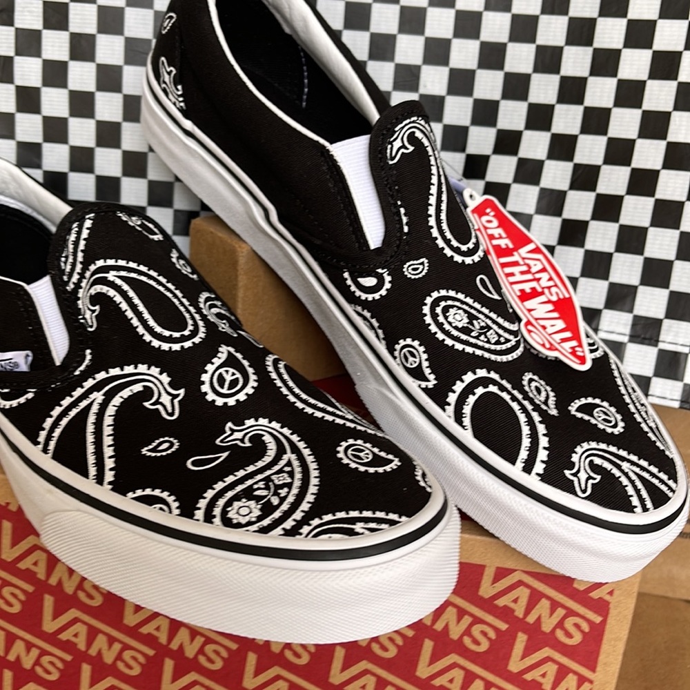 Vans Men’s Classic Slip On Peace Paisley Black/True White sneakers - Picture 7 of 16